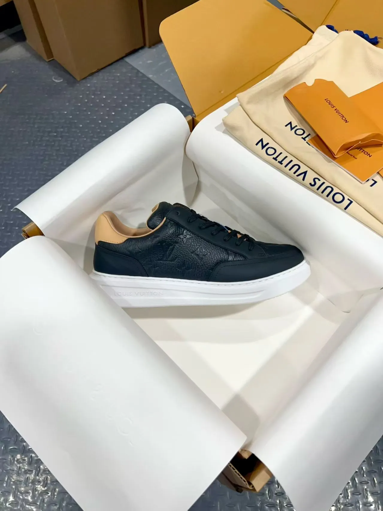 👟👟Ex-factory price 640👟👟 Vuitton Louis Vuitton Beⅴerly Hⅰll men's casual sports shoes white shoes —————————— Good looks and handsome feet, every color is huge and beautiful! A must-have item for fashionistas 🛍 Original custom-made embossed grained calfskin (not superfiber leather on the market, everyone needs to distinguish it!) symmetrical old pattern washed denim; all accessories and accessories are customized according to the original 1:1. Even the color matching of the shoelaces is customized 1:1. Original identical private model TPU outsole. Many clever little designs must have the original version to see that they are well done. The quality lies in the details! The original consistent chip tag can be directly entered into the LV official website 😏 Purchasing agent for ceiling level. Full set of Jingmei aircraft box packaging. Please look for our quality‼ ️ Please pay attention to distinguish the currency materials on the market! Code number: 37-45